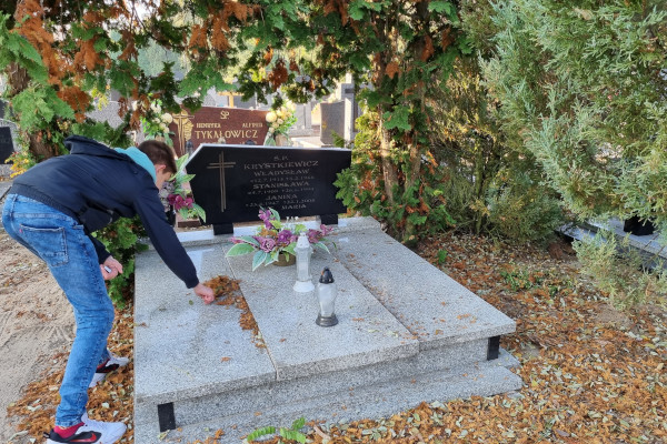 Ilustracja do wpisu: Samorząd Uczniowski z wizytą na cmentarzu