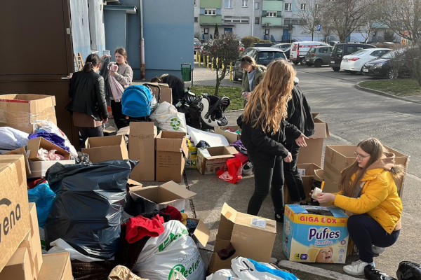 Ilustracja do wpisu: Wolontariusze pomagają w darmowym sklepie dla uchodźców z Ukrainy