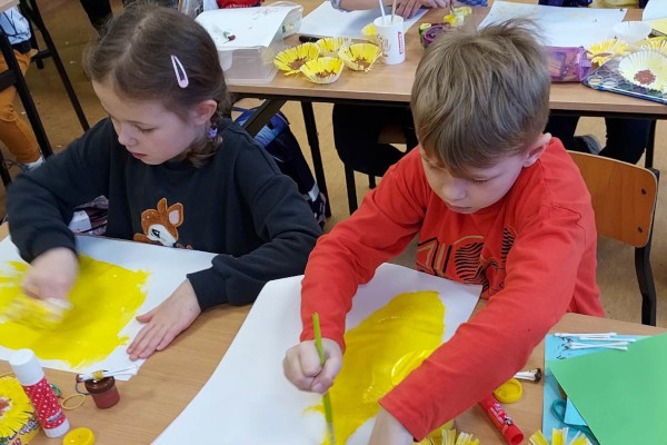 Ilustracja do wpisu: Słoneczniki z papilotek – praca przestrzenna dla dzieci