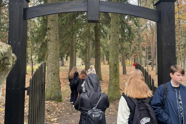 Ilustracja do wpisu: Międzynarodowy miting na cmentarzu jenieckim w Leszkowie